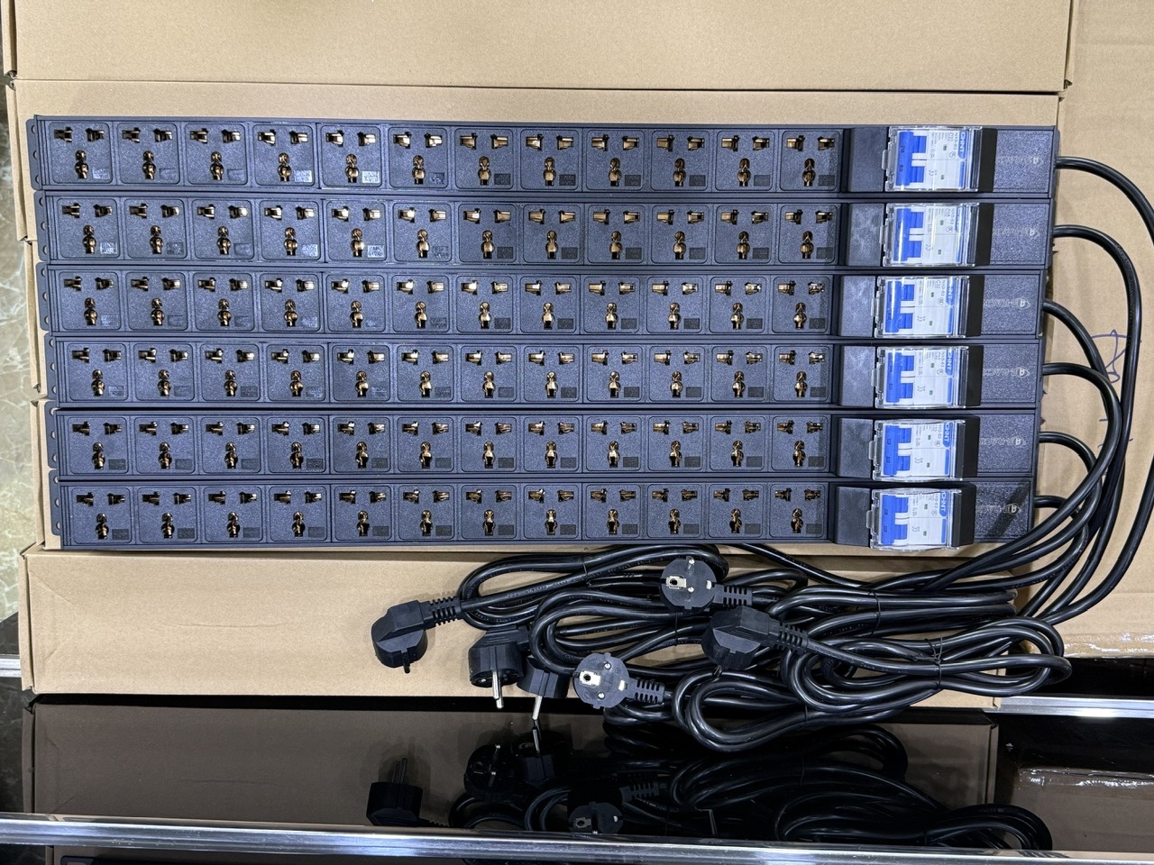 Sắn thanh nguồn PDU, ổ điện 12 ổ cắm đa năng 32A có kèm dây nguồn 2M hãng Ancomteck