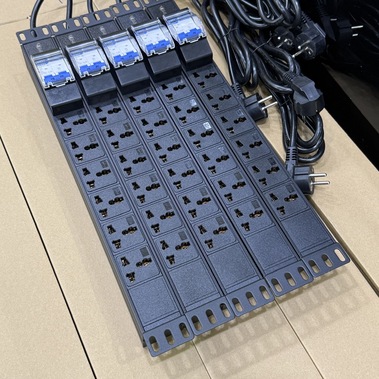 Ổ cắm nguồn PDU 6 ổ cắm 3 chấu có MCB 2P 32A kèm dây nguồn dài 2M hãng Anrack