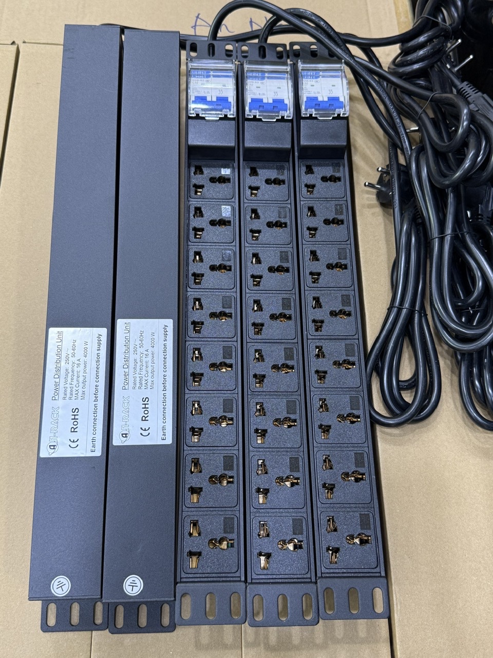 Phân phối Thanh nguồn PDU 08 ổ cắm dọc đa năng Atomat 32A có kèm dây nguồn AR-P19M08C32CB2