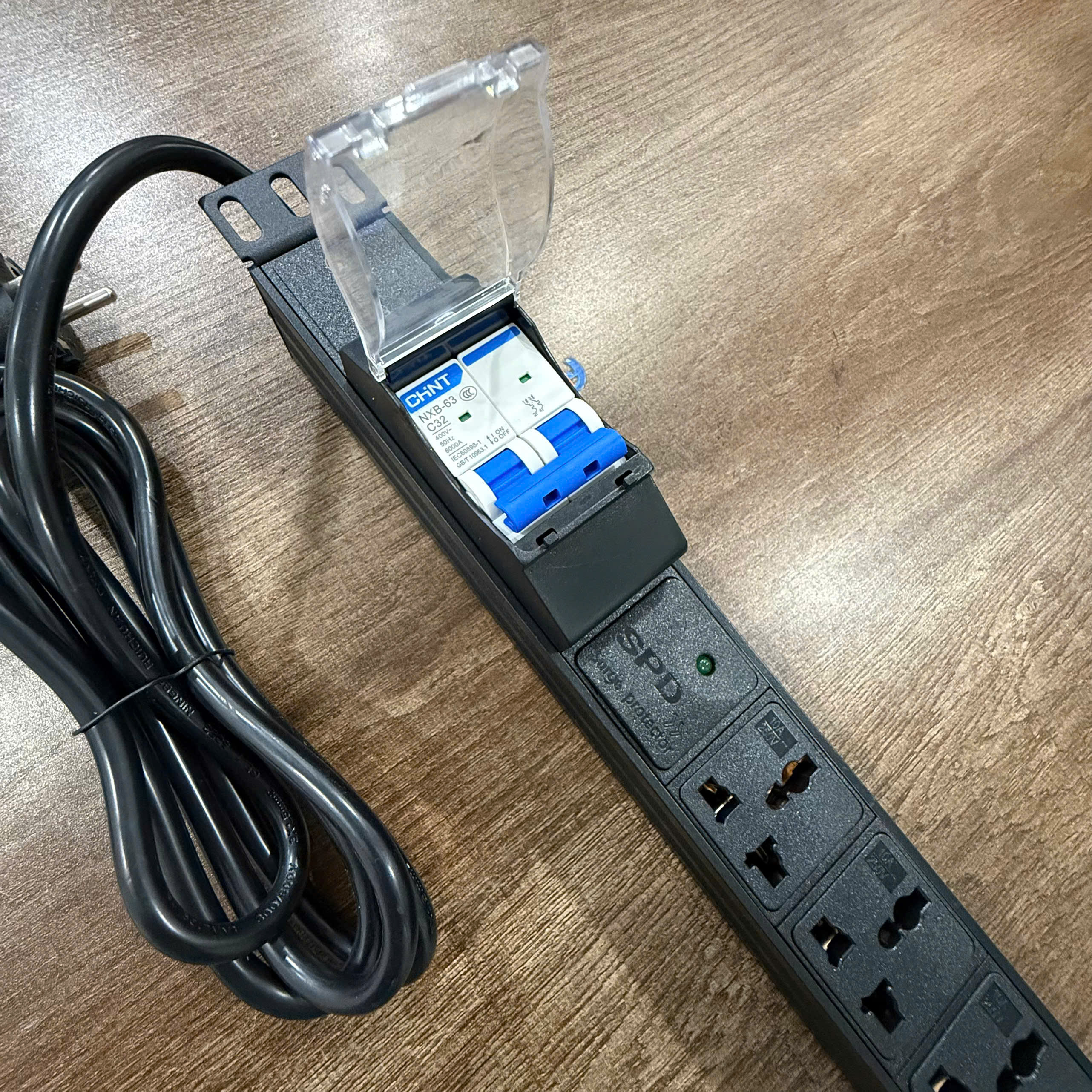 Ổ điện thanh nguồn chống sét PDU 6 cổng Hãng Anrack, có atomat 32A chống giật kèm dây nguồn 2M